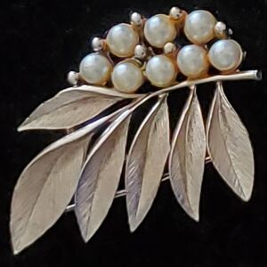 Vintage silvertone leaf brooch with faux pearls